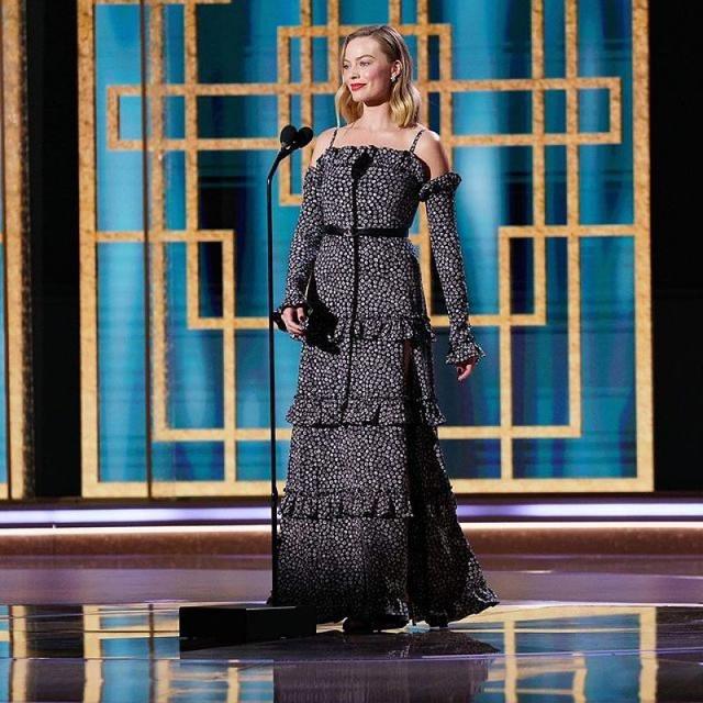 画像: マーゴット・ロビーが着こなすシャネルのドレス