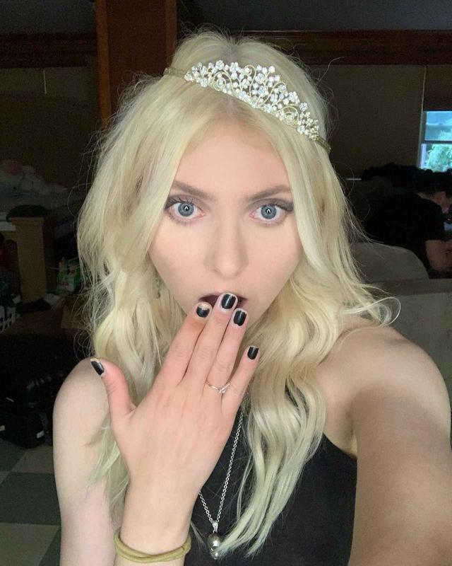 画像: 27歳の誕生日を迎えた時には、ティアラを被った可愛らしいセルフィーを投稿してくれた。