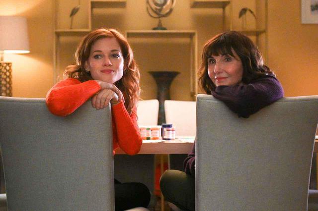 画像: ゾーイと彼女の母マギー(演:メアリー・スティーンバージェン)。