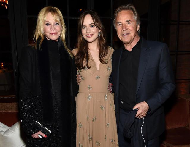 画像: 左からメラニー・グリフィス、ダコタ・ジョンソン、ドン・ジョンソン。