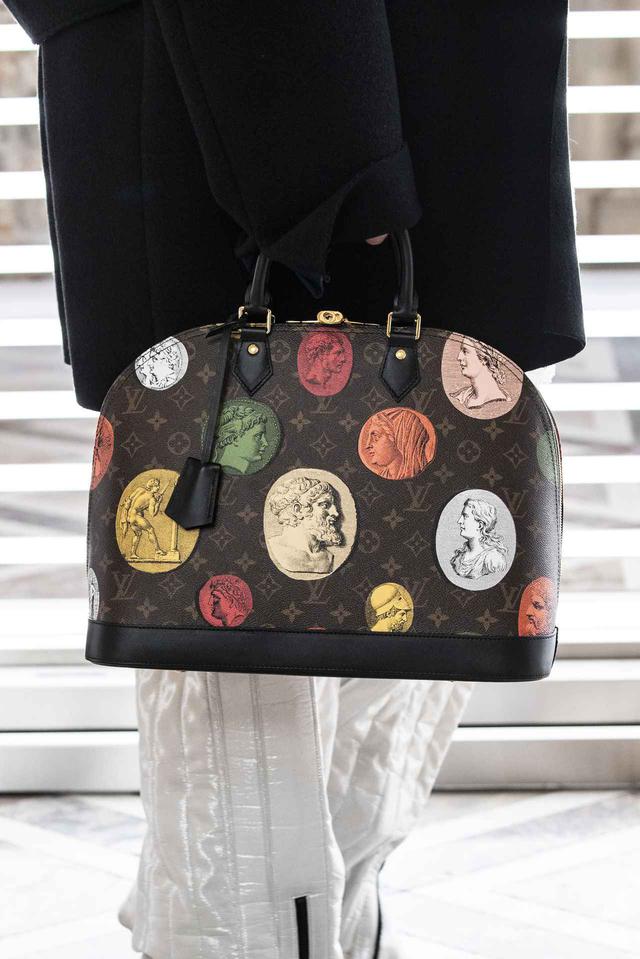 画像3: ルイ・ヴィトン、最新コレクションをルーブル美術館で発表