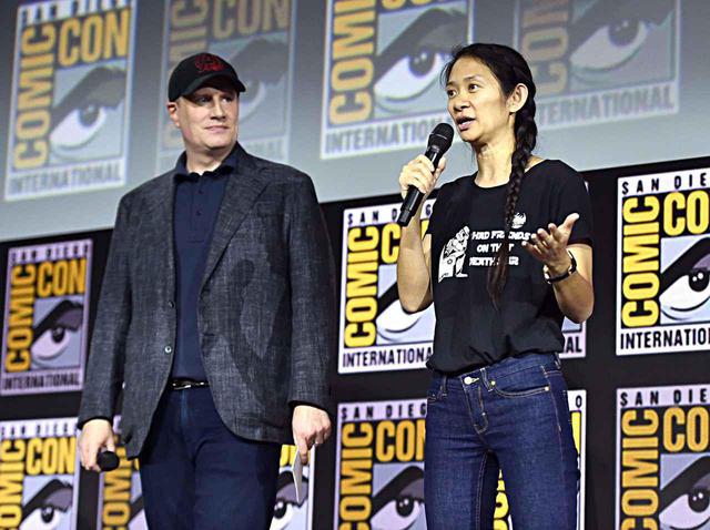 画像: ケヴィン・ファイギ氏(左)とクロエ・ジャオ監督(右)。