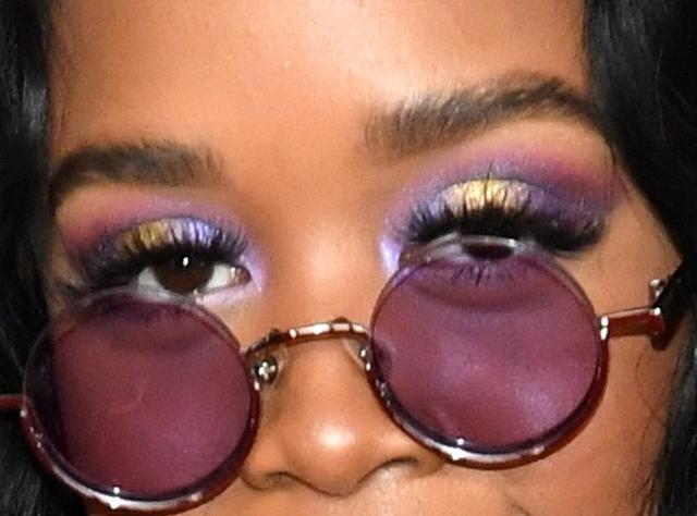 画像2: H.E.R:パープル×ゴールドでディスコ風メイクに