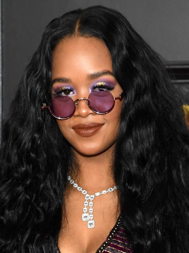 画像1: H.E.R:パープル×ゴールドでディスコ風メイクに