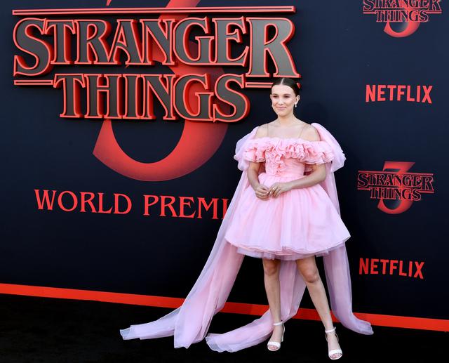 画像: ミリー・ボビー・ブラウンが最優秀女性テレビスター賞と最優秀映画女優賞を受賞