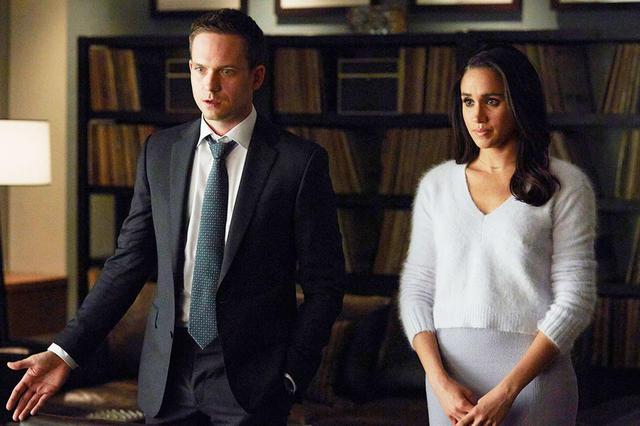 画像: 『SUITS/スーツ』に出演していた頃のパトリック・J・アダムスとメーガン妃。