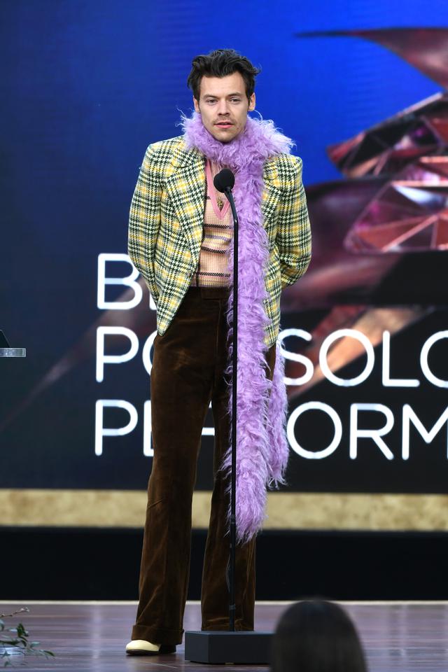 画像1: グラミー賞でのハリー・スタイルズの衣装が話題に