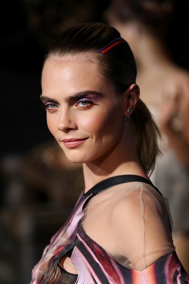 画像: パンセクシャルであることを明かしているカーラ・デルヴィーニュ