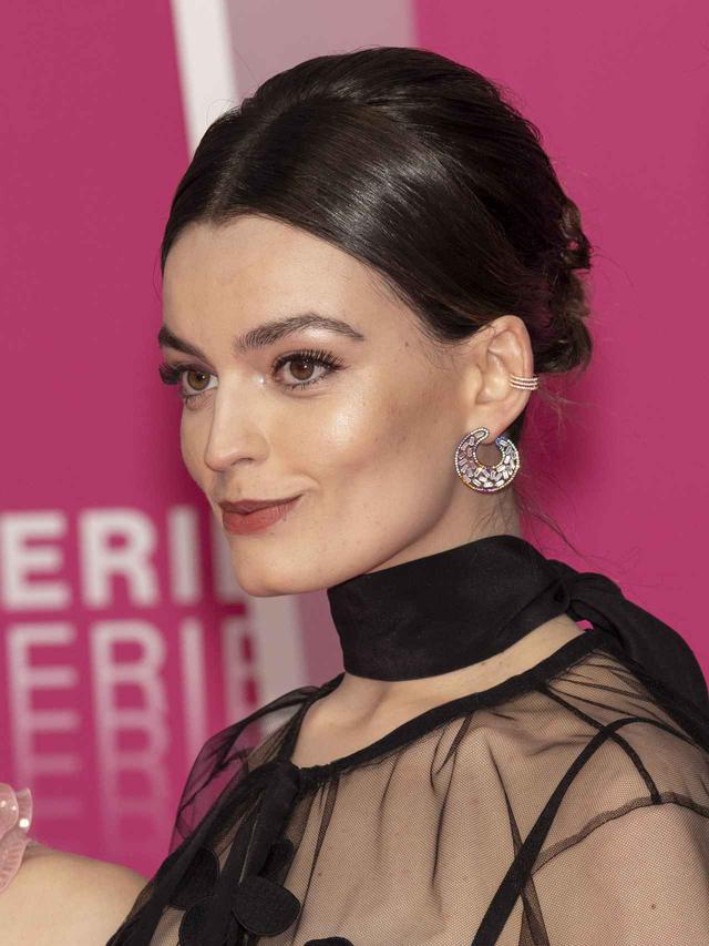 画像: 尖ってる女性はかっこいい!メイヴ役エマ・マッキー
