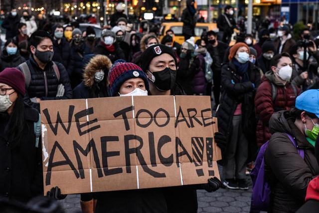 画像: アメリカ各地でアジア系へのヘイトクライムに抗議するプロテストが起こっている。(2021年3月19日にニューヨークで撮影)