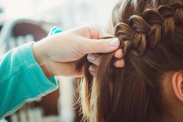画像: 3.タイトなヘアアレンジは避ける