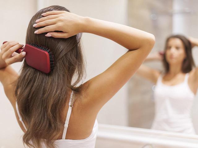 画像: 裏ワザ2.ヘアブラシに香水をつけて印象的に