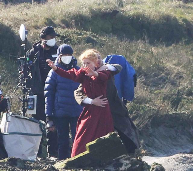 画像2: トム・ヒドルストン、崖の上で演技をこなす