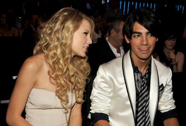 画像: 2008年7月、並んでMTV ビデオ・ミュージック・アワードに出席したテイラーとジョー。