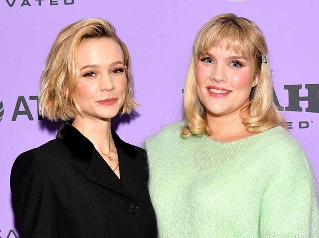 画像: 主演のキャリー・マリガン(左)と並ぶエメラルド・フェネル。