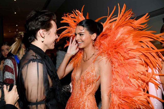画像: 2019年に開催されたファッションの祭典メットガラ(Met Gala)の会場で談笑するハリー・スタイルズとケンダル・ジェンナー。