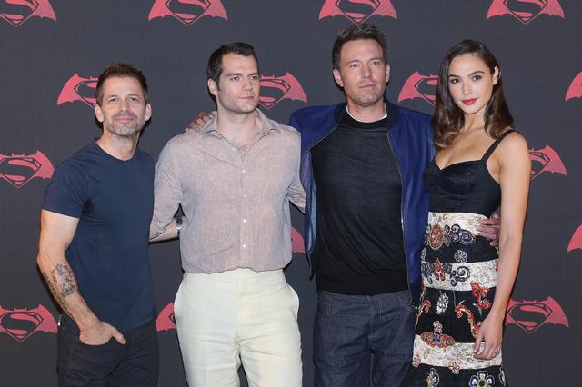 画像: ザック・スナイダー監督(左)とDCEUのキャストたち。