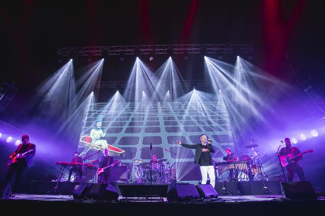 画像1: スペインのインディーバンドがソーシャルディスタンスのないライブを開催