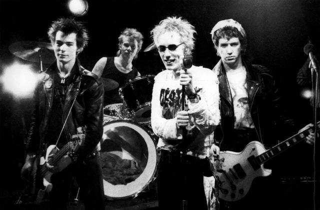 画像: セックス・ピストルズ(Sex Pistols)。左から:シド・ヴィシャス、ポール・クック、ジョニー・ロットン(ジョン・ライドン)、スティーヴ・ジョーンズ。
