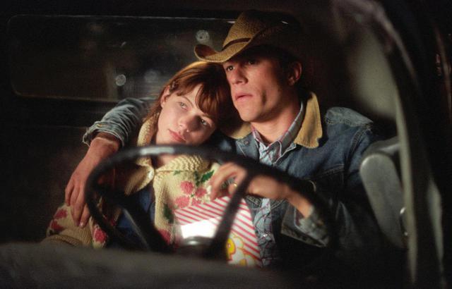 画像: 『ブロークバック・マウンテン』で共演したヒースとミシェル・ウィリアムズは、その後婚約した。2人の間には子供が1人いる。 ⒸUNIVERSAL STUDIOS / FRENCH, KIMBERLY