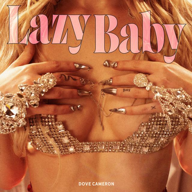 画像: ダヴの左手薬指に入っている「SHE」のタトゥーは、最新シングル「LazyBaby(レイジー・ベイビー)」のアートワークでも見ることができる。 lnk.to