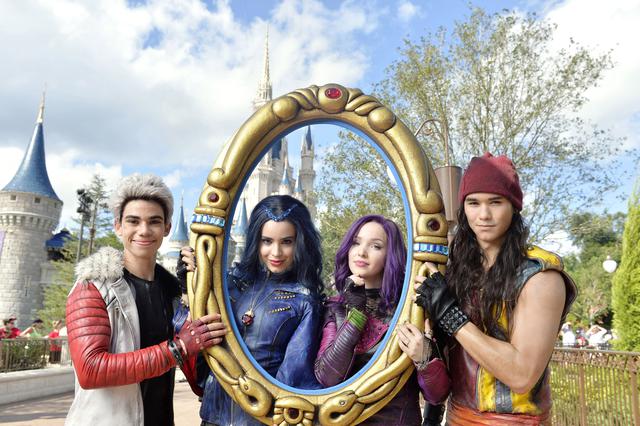 画像: (左から)『ディセンダント』シリーズでメインキャラクターの4人を演じたキャメロン・ボイス、ソフィア・カーソン、ダヴ、ブーブー・スチュワート。