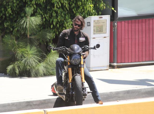 画像: バイクを楽しむキアヌ・リーブス。
