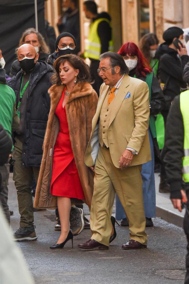 画像5: レディー・ガガ、映画撮影の現場でどんどん“悪女度”が増していく…