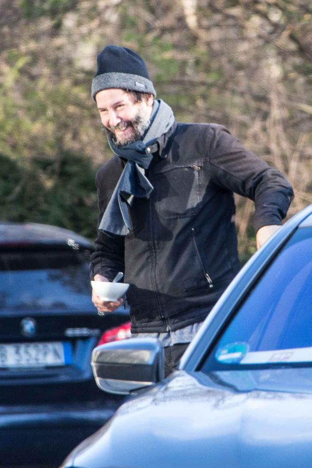画像1: キアヌ・リーブス、手に持っているのは…?
