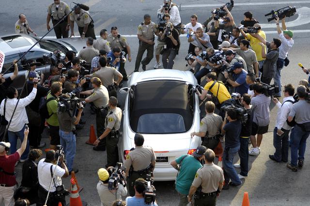 画像: 2007年10月、パパラッチに取り囲まれるブリトニー・スピアーズの乗った車。