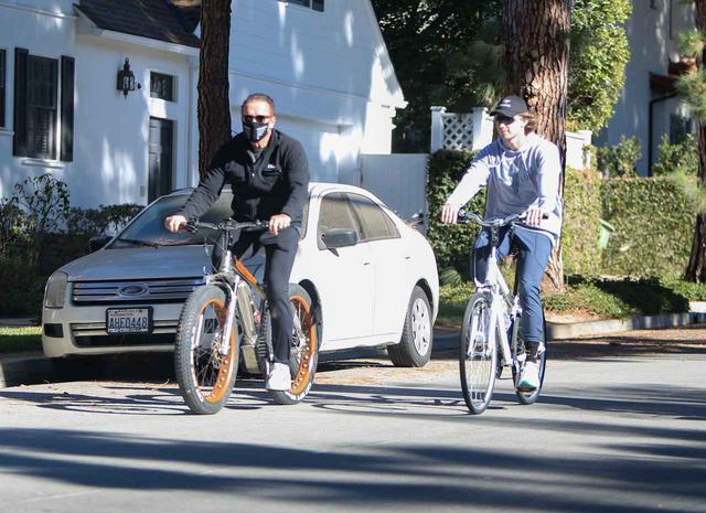 画像: 自転車に乗って出かけるアーノルドとパトリック。