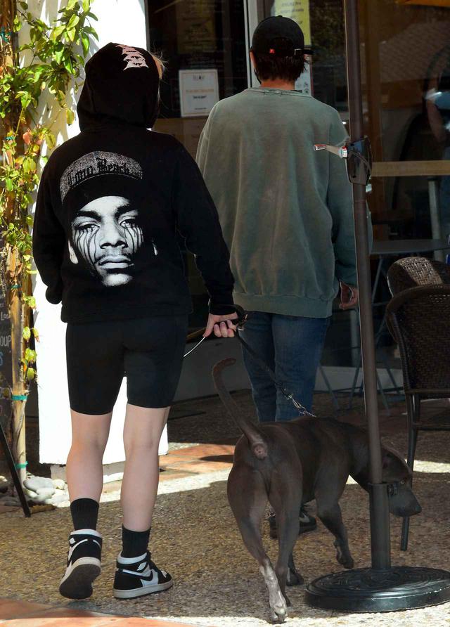 画像6: ビリー・アイリッシュが俳優と一緒に犬の散歩へ