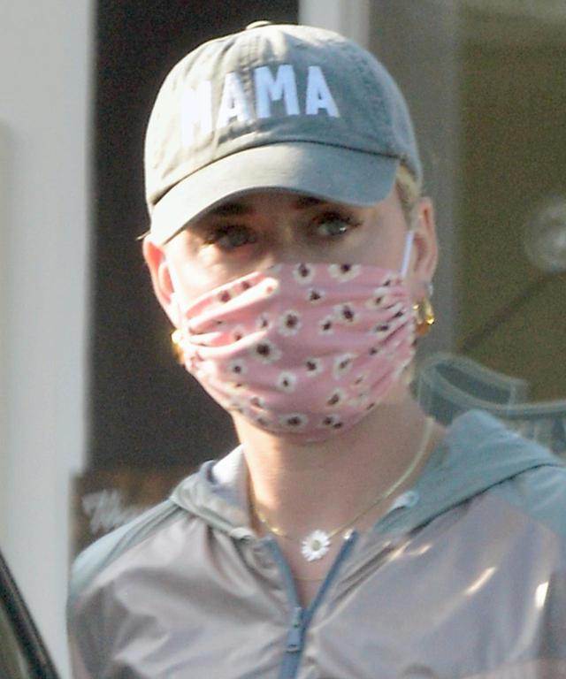 画像3: ケイティ・ペリーが「ママ」キャップでお出かけ