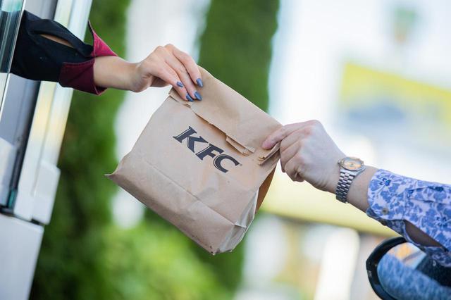 画像2: KFCのドライブスルーに歩いて行った親子、その理由は?