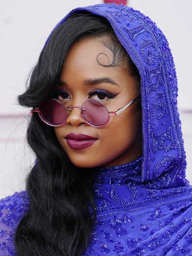 画像2: H.E.R.はマーメイドヘアに産毛アレンジをプラス