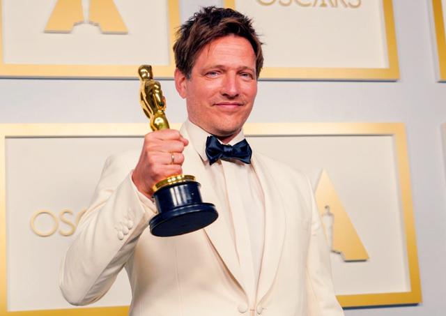 画像: トーマス・ヴィンターベア監督。国際長編映画賞を受賞した第93回アカデミー賞授賞式のプレスルームにて。