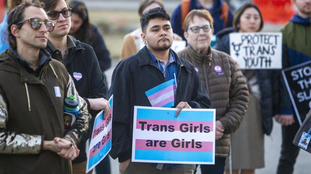 画像: 2020年にアイダホ州で行なわれた、トランスジェンダーの若い女性を応援するための集会。