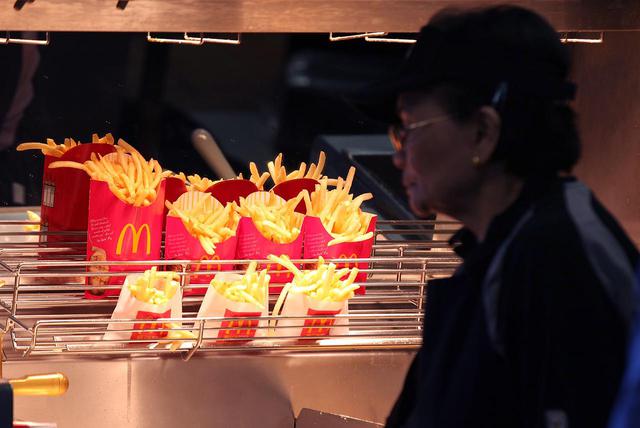 画像: マクドナルドのポテトは容器に対して量が少ない?
