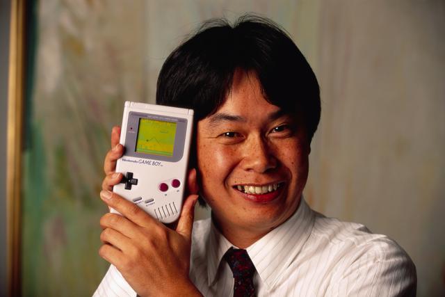 画像: ゲームボーイを持つ任天堂株式会社代表取締役フェロー宮本茂氏 © Ralf-Finn Hestoft/CORBIS/Corbis via Getty Images