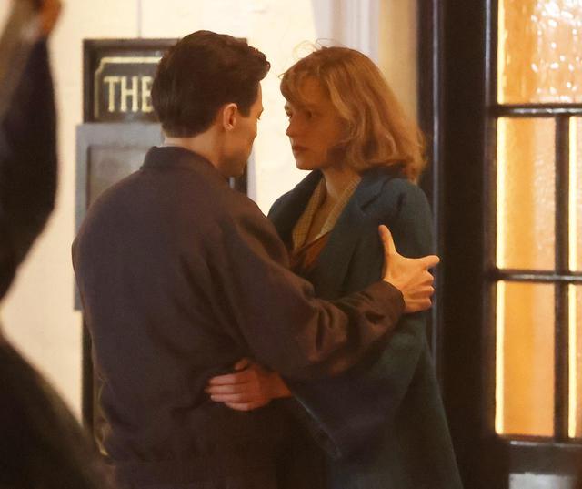 画像1: ハリー・スタイルズとエマ・コリンが熱いキスを交わす