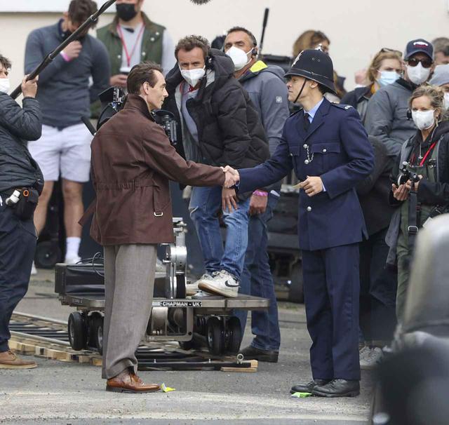 画像3: 警官の格好をして撮影に臨むハリー・スタイルズ