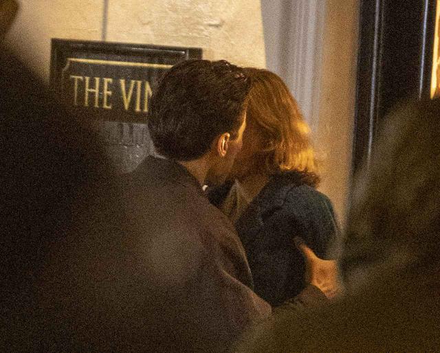 画像2: ハリー・スタイルズとエマ・コリンが熱いキスを交わす