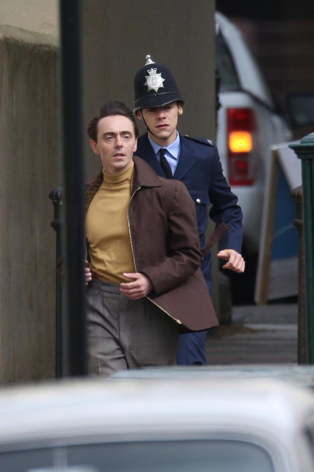 画像2: 警官の格好をして撮影に臨むハリー・スタイルズ