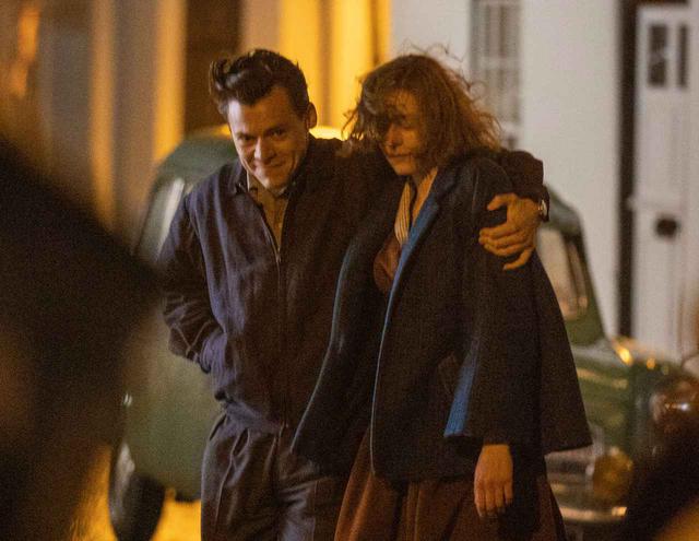 画像3: ハリー・スタイルズとエマ・コリンが熱いキスを交わす