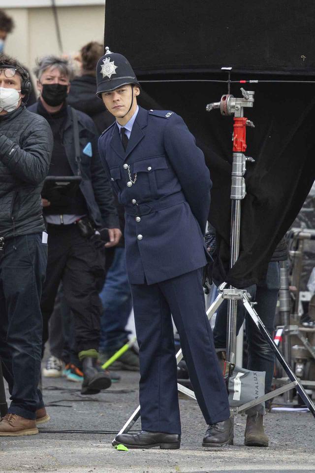 画像1: 警官の格好をして撮影に臨むハリー・スタイルズ