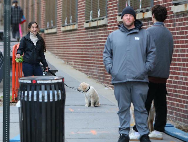 画像3: ショーン・メンデスが愛犬の散歩中に恋人のそっくりさんに遭遇
