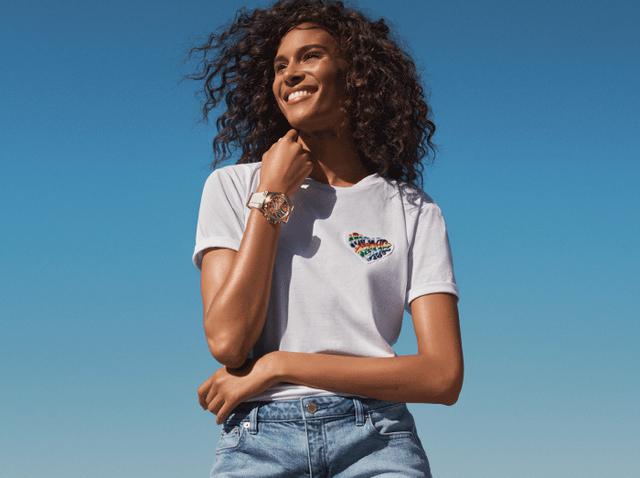 画像: 利益がすべて寄付されるレインボー ハートバッジTシャツ