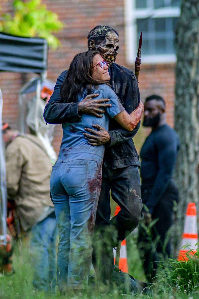 画像7: 『TWD』最終章の撮影、ウォーカーたちが和気あいあい
