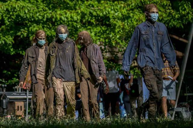 画像1: 『TWD』最終章の撮影、ウォーカーたちが和気あいあい
