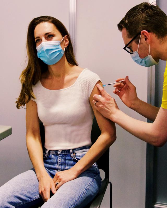 画像: キャサリン妃のワクチン接種ファッションに熱視線